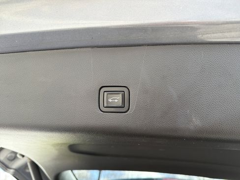 Used 2021 Chevrolet Traverse LT image 25