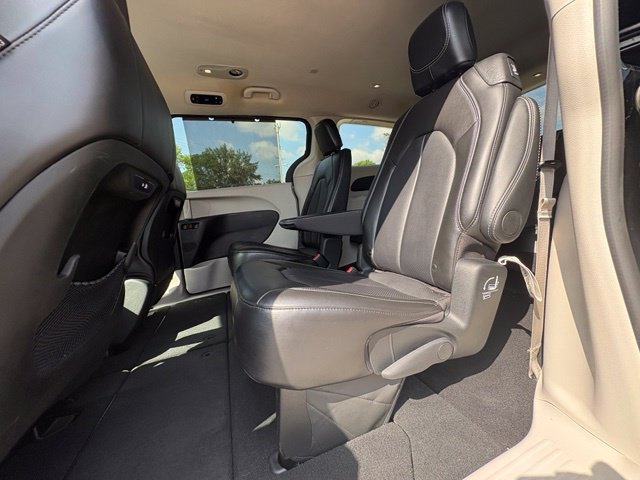 Used 2024 Chrysler Pacifica Touring-L FWD image 22