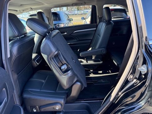 Used 2017 Toyota Highlander SE image 10