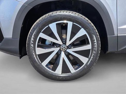 Used 2024 Volkswagen Taos SE image 23