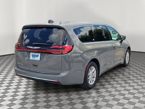 Used 2025 Chrysler Pacifica Select FWD image 6