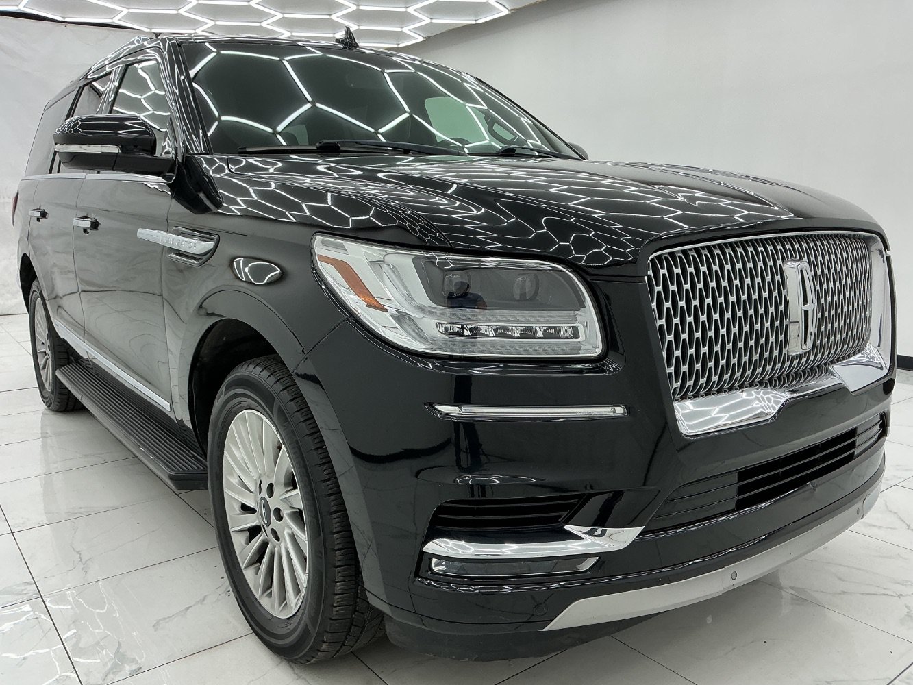 Used 2018 Lincoln Navigator Premiere RWD image 3