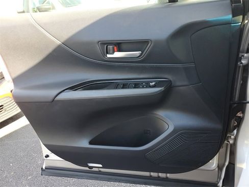 Used 2022 Toyota Venza LE image 29