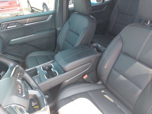 Used 2025 GMC Acadia Elevation w/ Elevation Premium Package FWD image 16