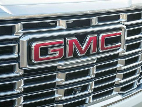 Used 2025 GMC Yukon XL Denali w/ Sun & Power Step Package image 9