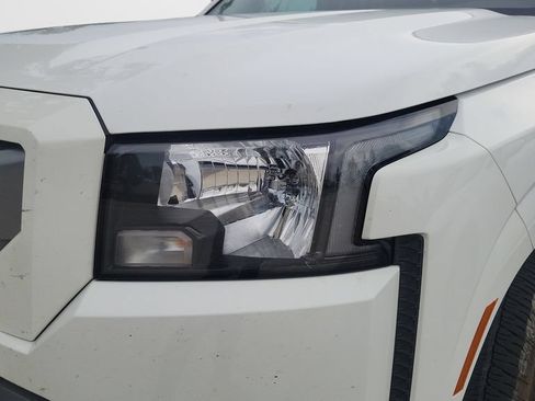 Used 2022 Nissan Frontier SV RWD image 3