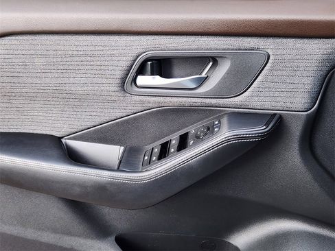 Used 2021 Nissan Rogue SV image 6