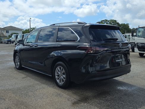 Used 2024 Toyota Sienna XLE FWD image 5