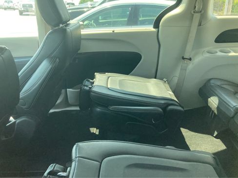 Used 2024 Chrysler Pacifica Touring-L FWD image 4