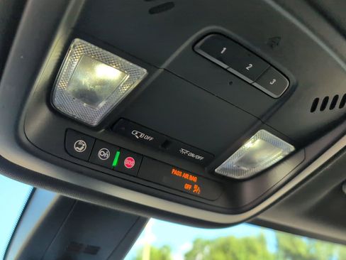 Used 2022 Chevrolet Traverse LT FWD image 22