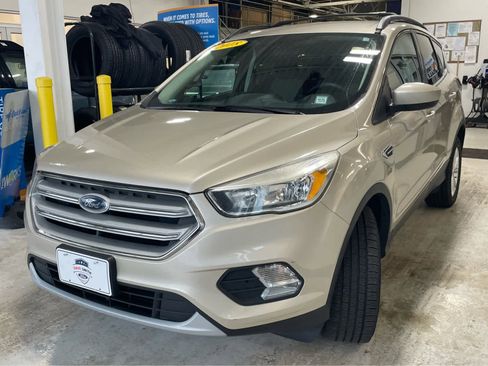 Used 2018 Ford Escape SE w/ SE Sync 3 Package image 6