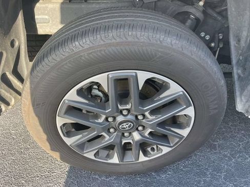 Used 2025 Toyota Tundra Limited AWD/4WD image 14