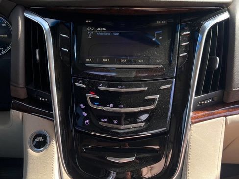 Used 2016 Cadillac Escalade Luxury image 26