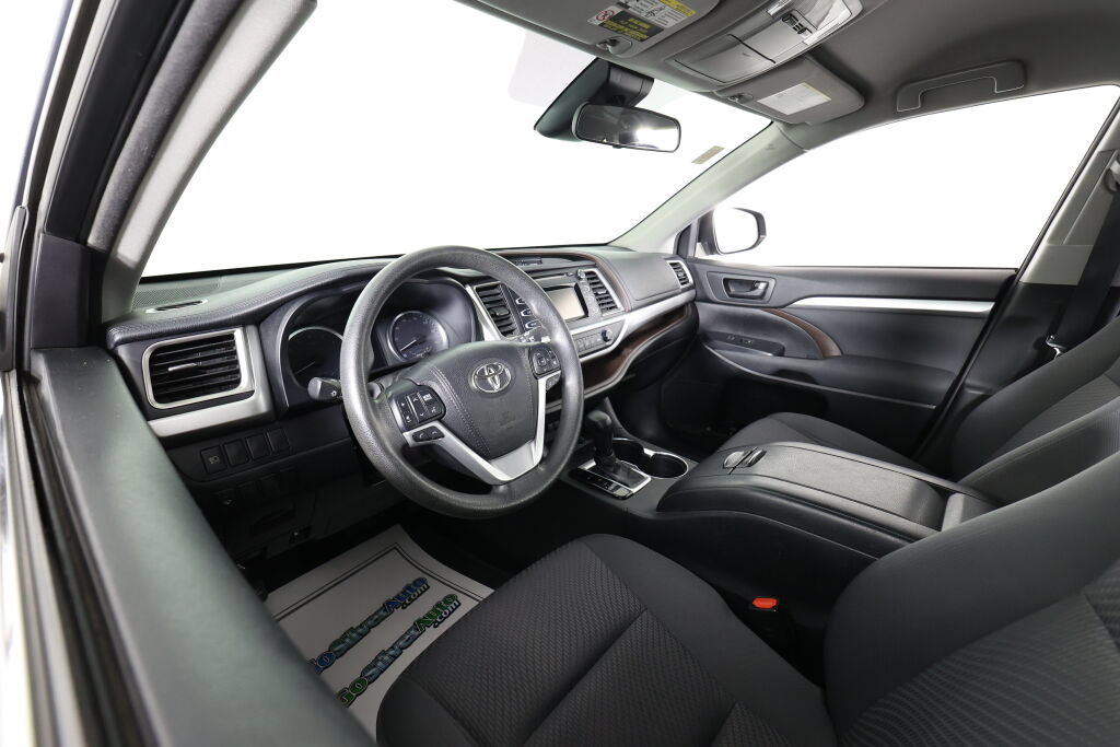 Used 2017 Toyota Highlander LE AWD/4WD image 10
