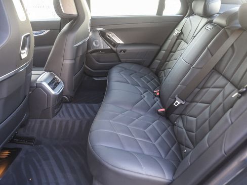 Used 2025 BMW 750e xDrive w/ Premium Package image 15