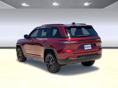 Used 2024 Jeep Grand Cherokee Altitude AWD/4WD image 3
