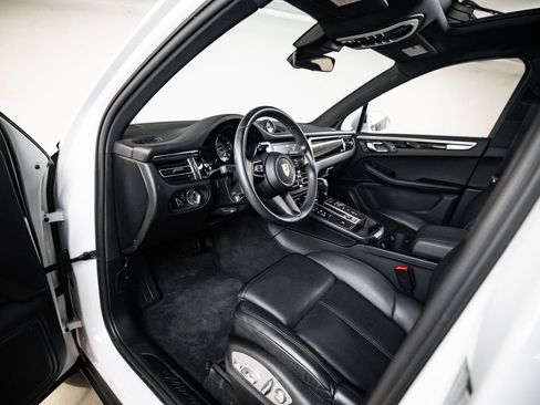 Certified 2023 Porsche Macan AWD/4WD image 4