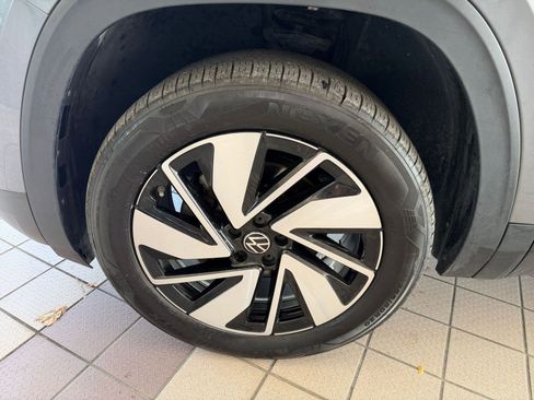 Used 2025 Volkswagen Atlas SE image 23