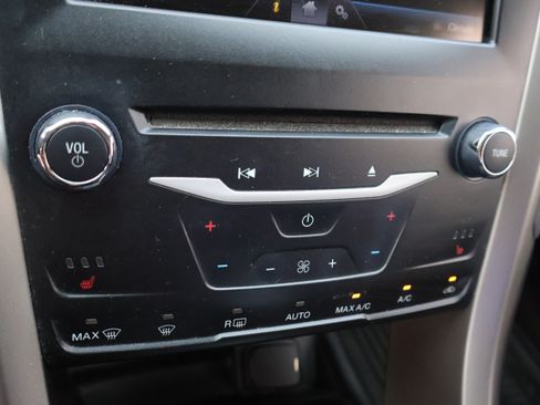 Used 2014 Ford Fusion SE w/ Equipment Group 202A FWD image 22
