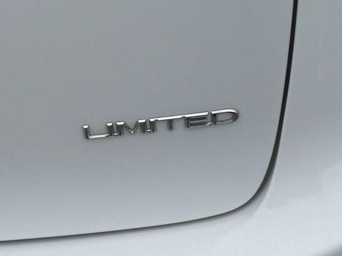 Used 2020 Chrysler Pacifica Limited w/ Tire & Wheel Group FWD image 9