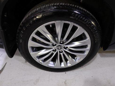Used 2024 Toyota Highlander Platinum image 42