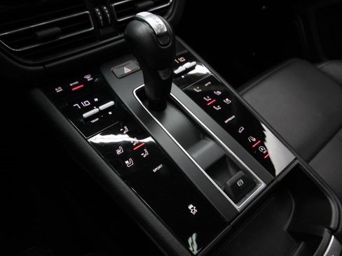 Used 2023 Porsche Macan image 21