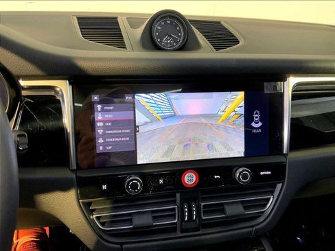 Certified 2025 Porsche Macan image 31