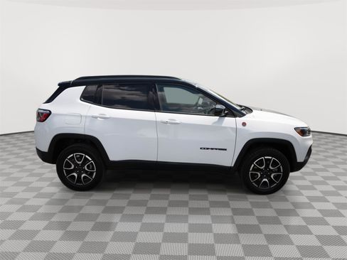 Used 2025 Jeep Compass Trailhawk AWD/4WD image 4