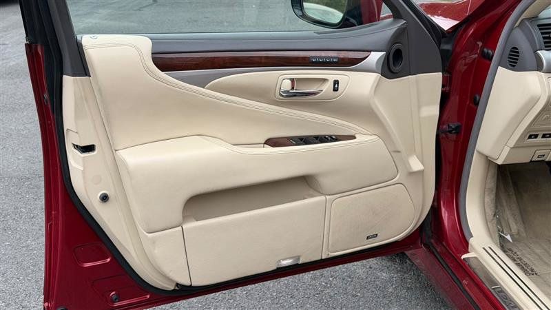 Used 2013 Lexus LS 460 AWD w/ Comfort Pkg image 20