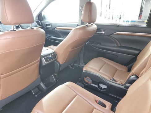 Used 2019 Toyota Highlander Limited image 10
