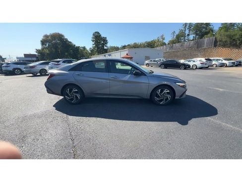 New 2025 Hyundai Elantra SEL image 9