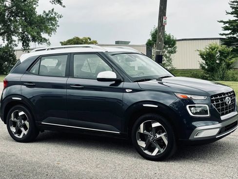 Used 2021 Hyundai Venue FWD image 12