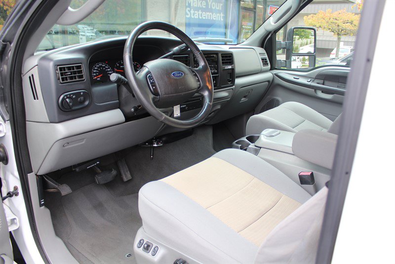 Used 2005 Ford Excursion XLT AWD/4WD image 23