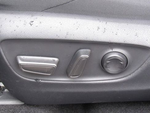 Used 2024 Toyota Venza LE image 11