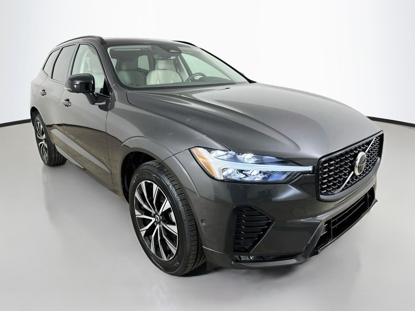 Used 2024 Volvo XC60 B5 Plus w/ Protection Package AWD/4WD image 3