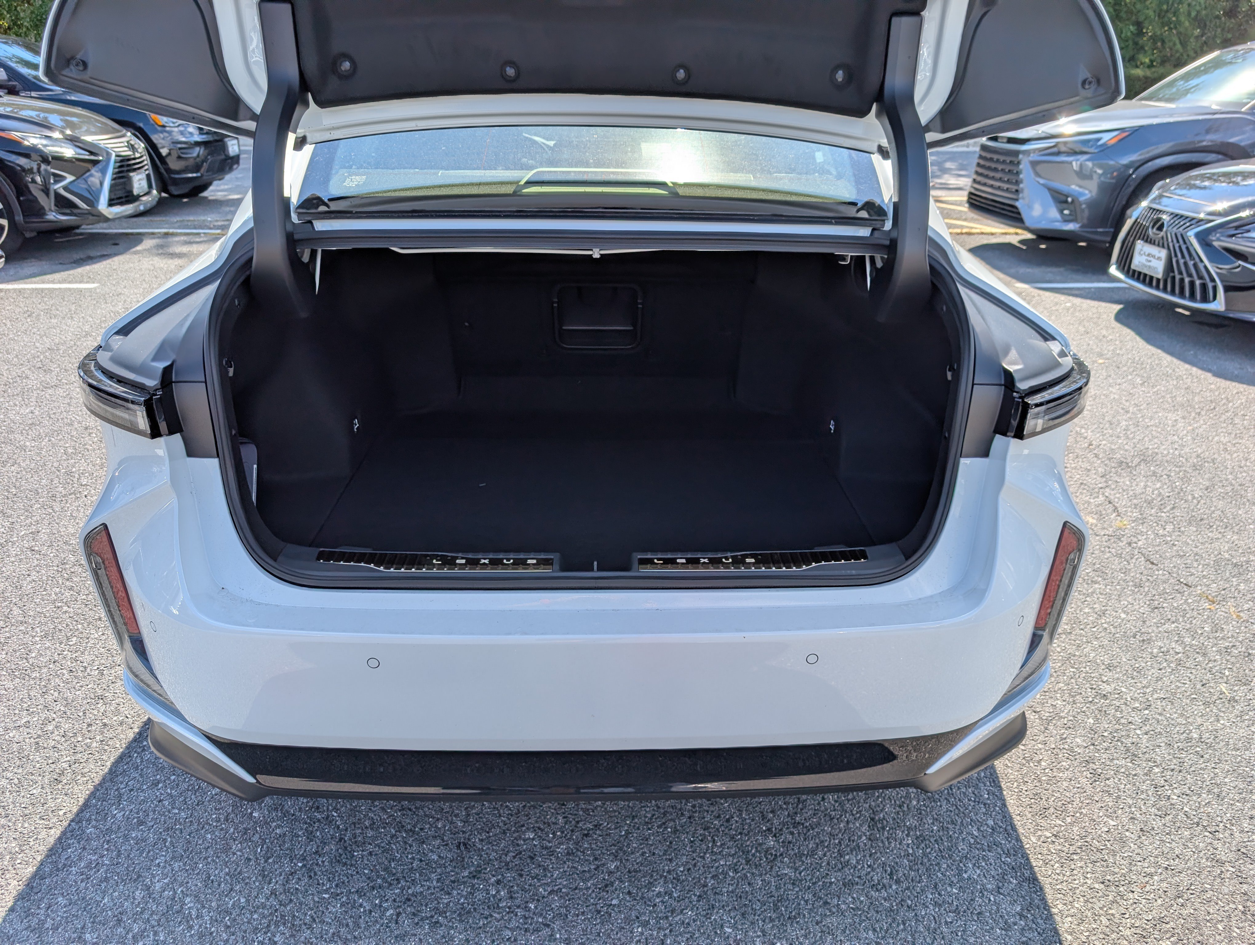 New 2026 Lexus ES 500e w/ Convenience Package AWD/4WD image 9