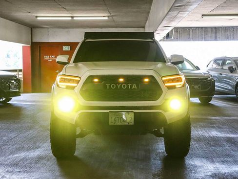 Used 2018 Toyota Tacoma SR5 RWD image 6