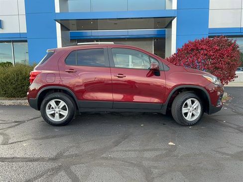 Used 2022 Chevrolet Trax LT w/ LT Convenience Package image 8