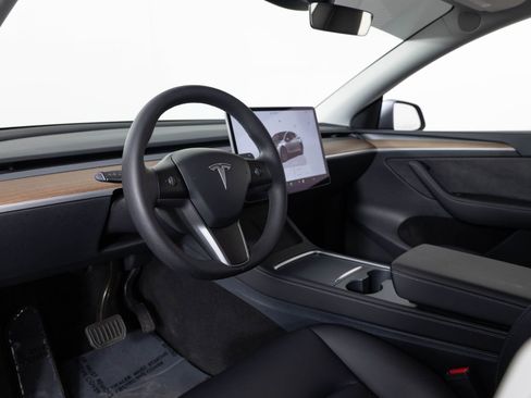 Used 2025 Tesla Model Y Long Range image 13
