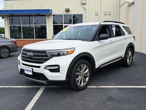 Used 2023 Ford Explorer XLT w/ Equipment Group 202A image 3