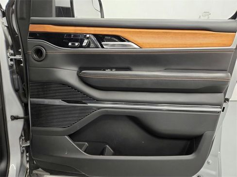 Used 2022 Jeep Grand Wagoneer Series III w/ Rear Seat Video Group 1 image 33