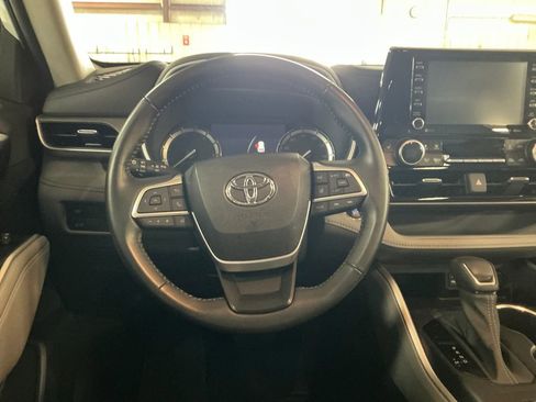 Used 2022 Toyota Highlander XLE AWD/4WD image 16