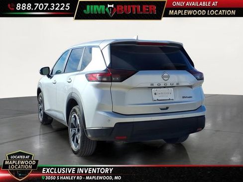 Used 2024 Nissan Rogue SV image 2