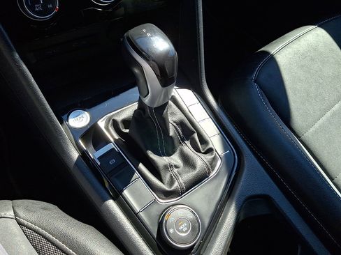 Used 2023 Volkswagen Taos SE w/ Panoramic Sunroof Package image 18