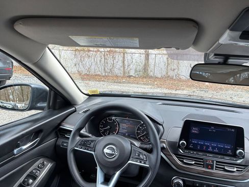 Used 2025 Nissan Altima 2.5 SV image 32