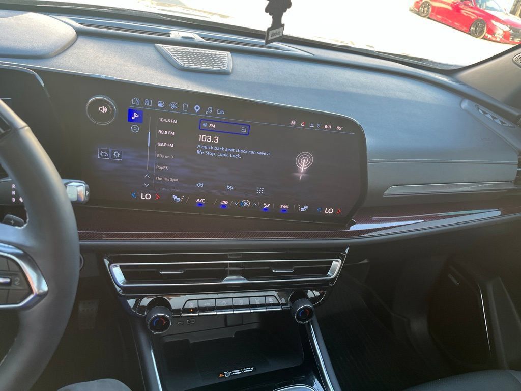 Used 2025 Chevrolet Traverse Z71 w/ Enhanced Driving Package AWD/4WD image 8