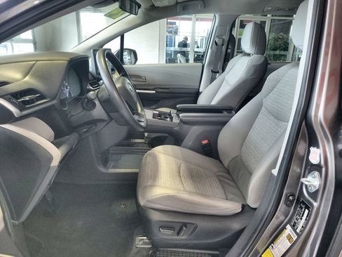 Used 2024 Toyota Sienna LE image 12