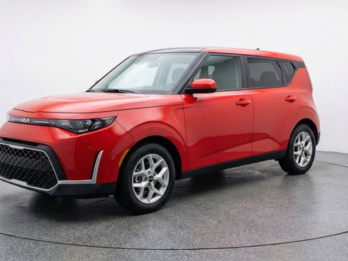 Used 2025 Kia Soul LX w/ LX Technology Package image 3