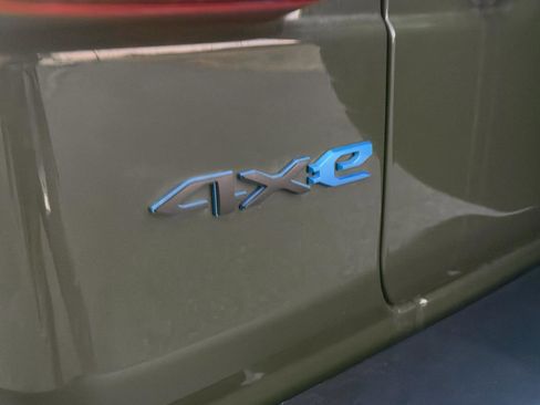 Used 2022 Jeep Wrangler Unlimited Sahara w/ Cold Weather Group image 10