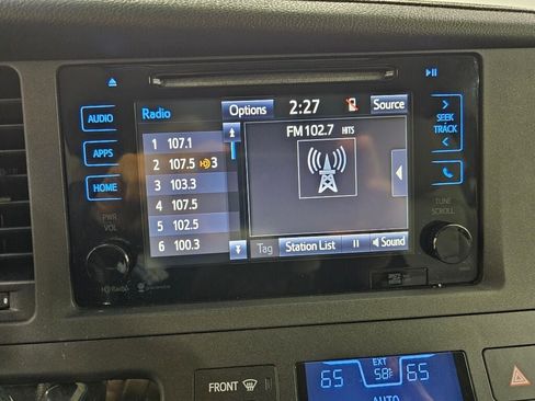Used 2015 Toyota Sienna XLE Premium FWD image 24